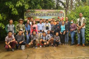 Integrantes del club realizando actividades educativas con niños de las comunidades de la cuenca del Lago de Yojoa, BioParque Paradise, Cortés. Samael Turcios©.