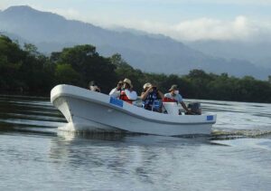 Integrantes del club Los Zorzales durante un monitoreo de aves en Laguna de Alvarado, Puerto Cortés. Francisco Dubón©.