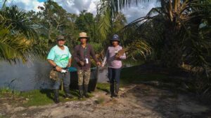 Integrantes del club Oratrix durante monitoreo de Lora cabeza amarilla a orillas del río Cuyamel, Omoa, Cortés. Loana Martínez